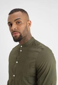 Pier One Muscle Fit Stand- Camisa - Oliv -Ropa Pier One 259eaf52e4d4427a96fee394df68933f