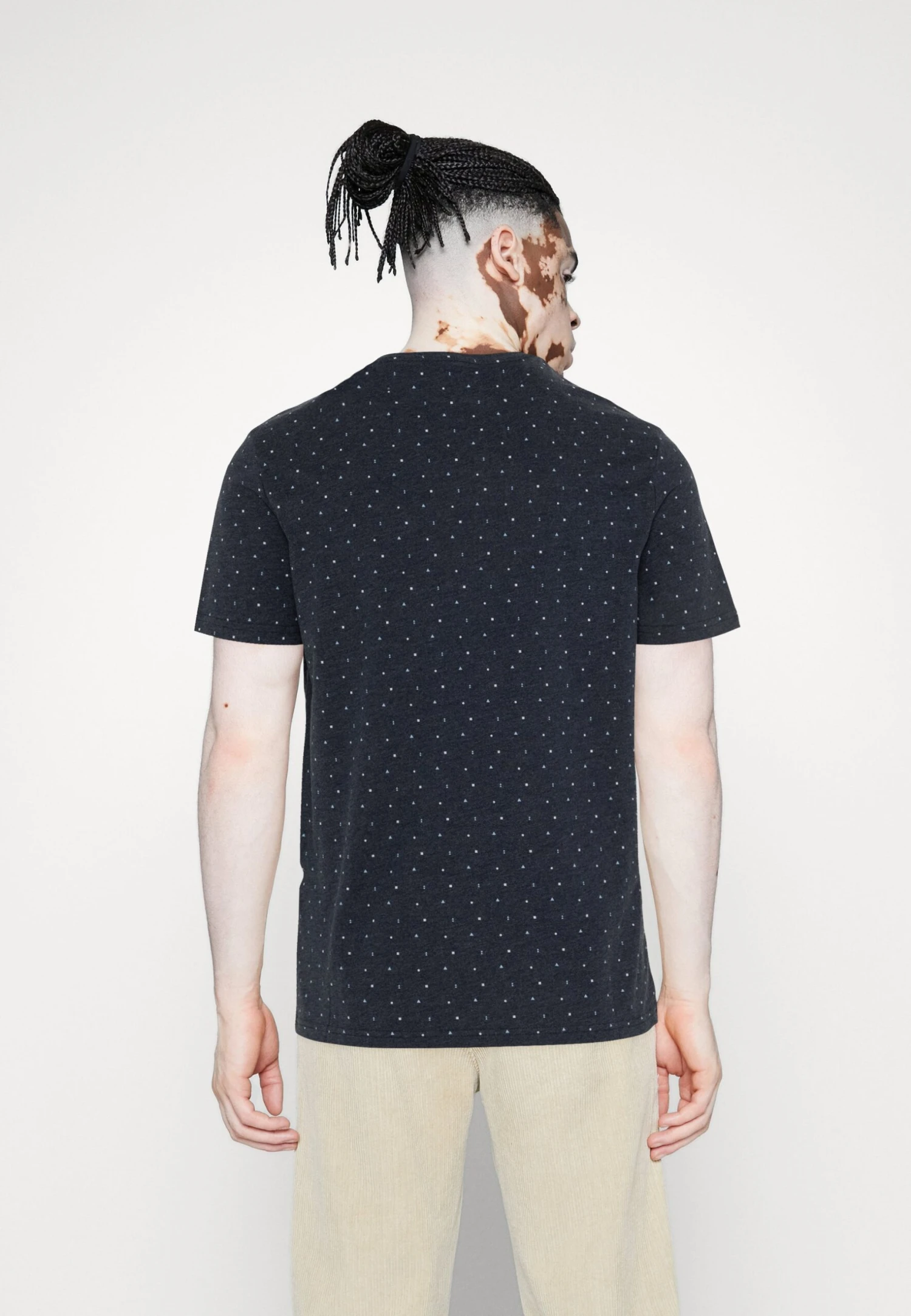 Pier One 5 Pack - Camiseta Básica - Dark Blue/White/Red 5 Pier One 5 Pack - Camiseta Básica - Dark Blue/White/Red - Imagen 3