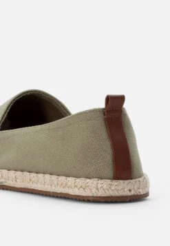 Pier One Rena Espadrille Unisex - Alpargatas - Olive -Ropa Pier One 8b1ef3dce9d344a08d816af96a53324d