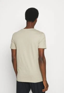 Pier One 5 Pack - Camiseta Básica - White/Dark Grey/Black -Ropa Pier One d4309172134f476283eb4fd8b00555ed