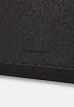 Pier One Big Messenger Bag - Bandolera - Black -Ropa Pier One de47914765c748388e7d2adfd44cd119